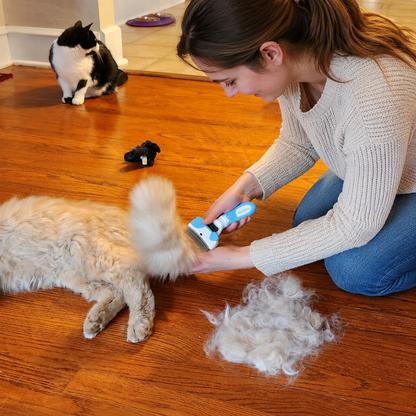 Mildshave?? Self-Cleaning Pet Deshedding Brush